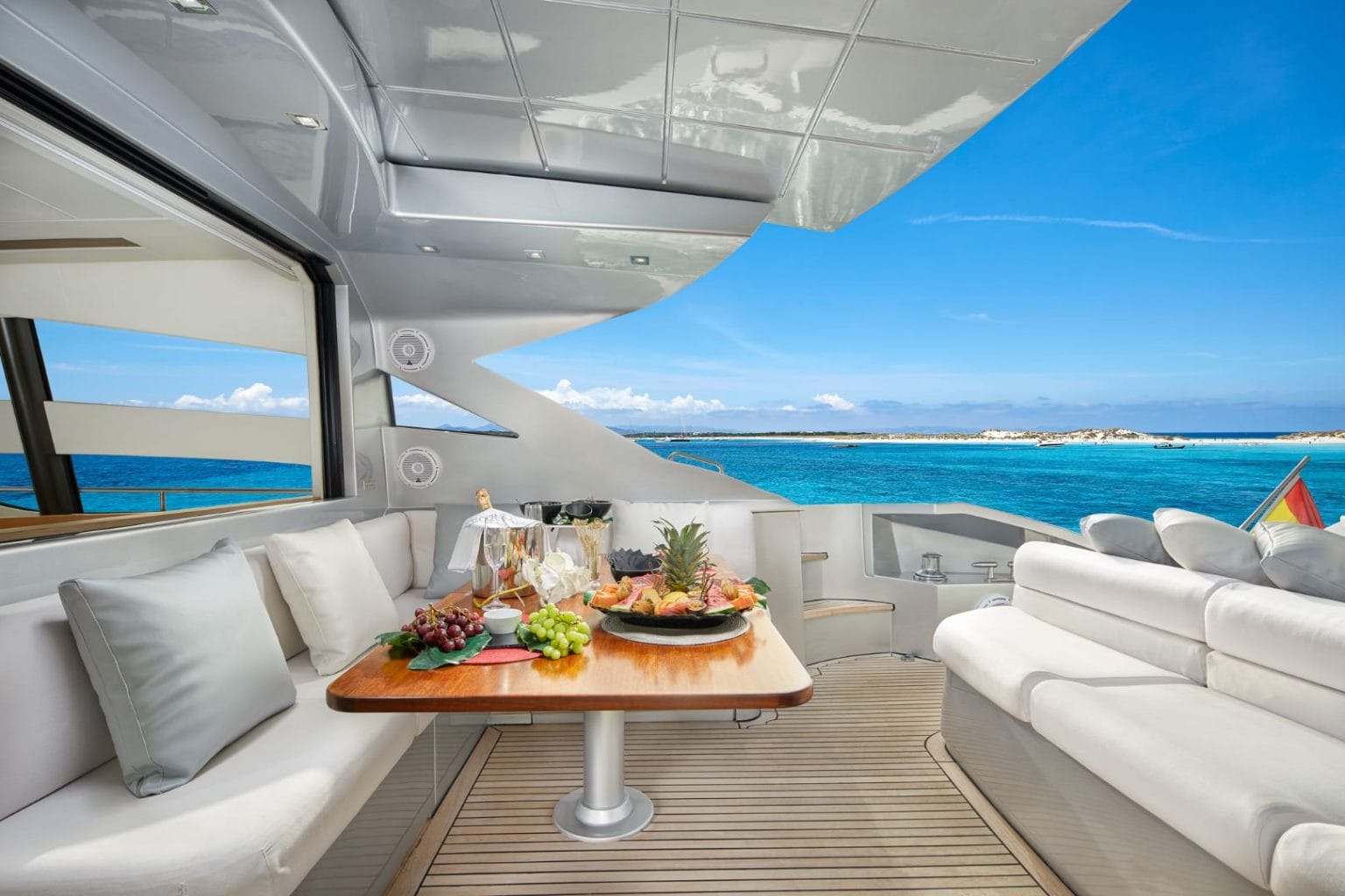 yacht-rental-in-ibiza-pershing-72-03