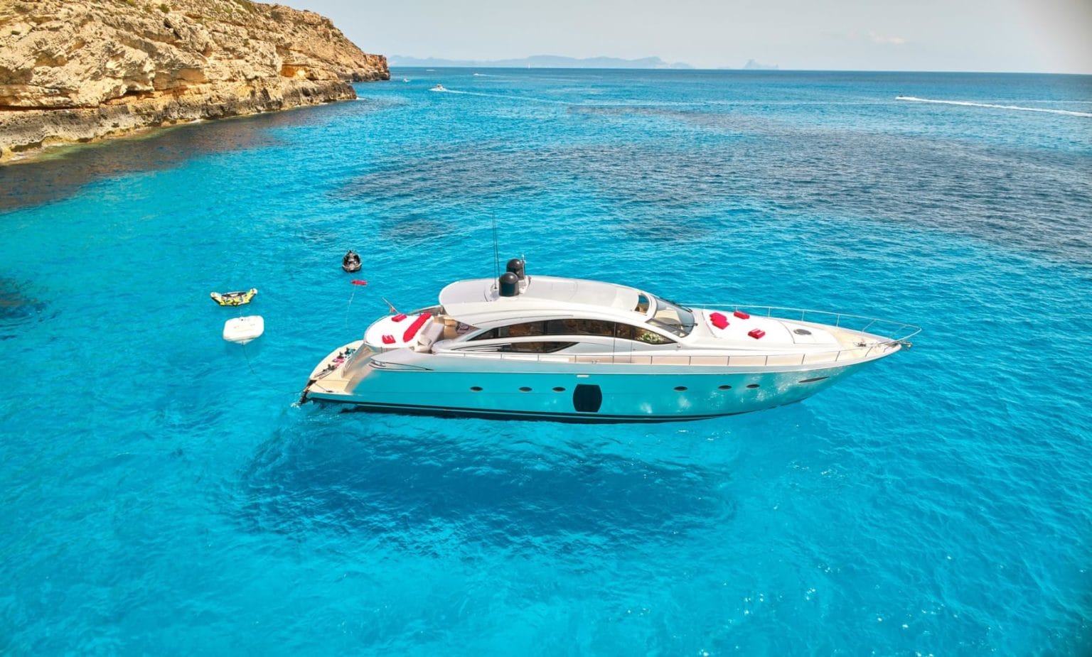 yacht-rental-in-ibiza-pershing-72-07