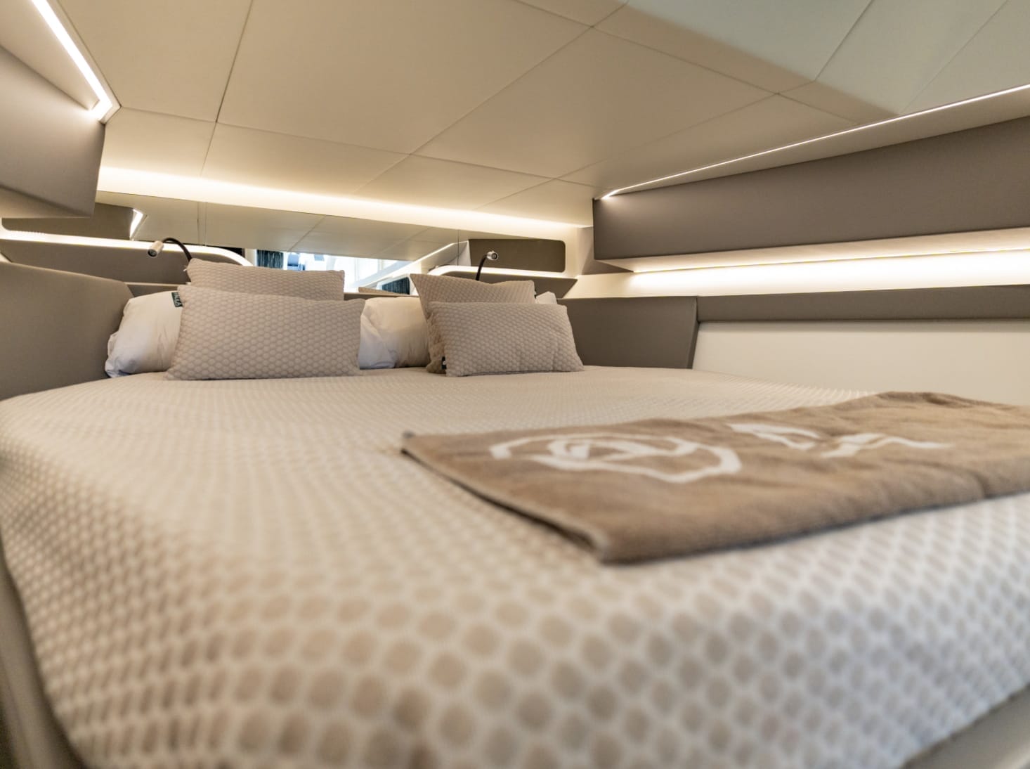 yacht-rental-ibiza-canados-gladiator-03