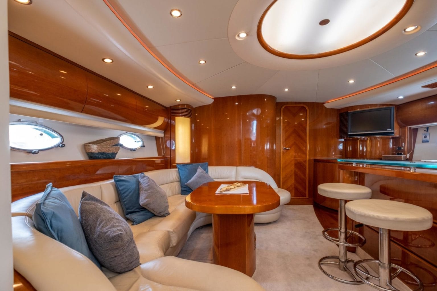 yacht-rental-ibiza-princess-v65-02